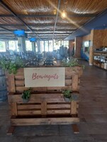 Se sirven desayunos y almuerzos, junto a la piscina 