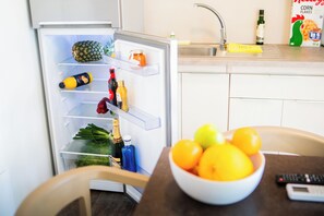 Bungalow | Private kitchen | Full-size fridge, microwave, stovetop, cookware/dishes/utensils - Camping Bellsol (Pineda de Mar)