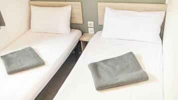 Bungalow, 3 slaapkamers | Badkamer | Een douche, handdoeken, zeep, shampoo