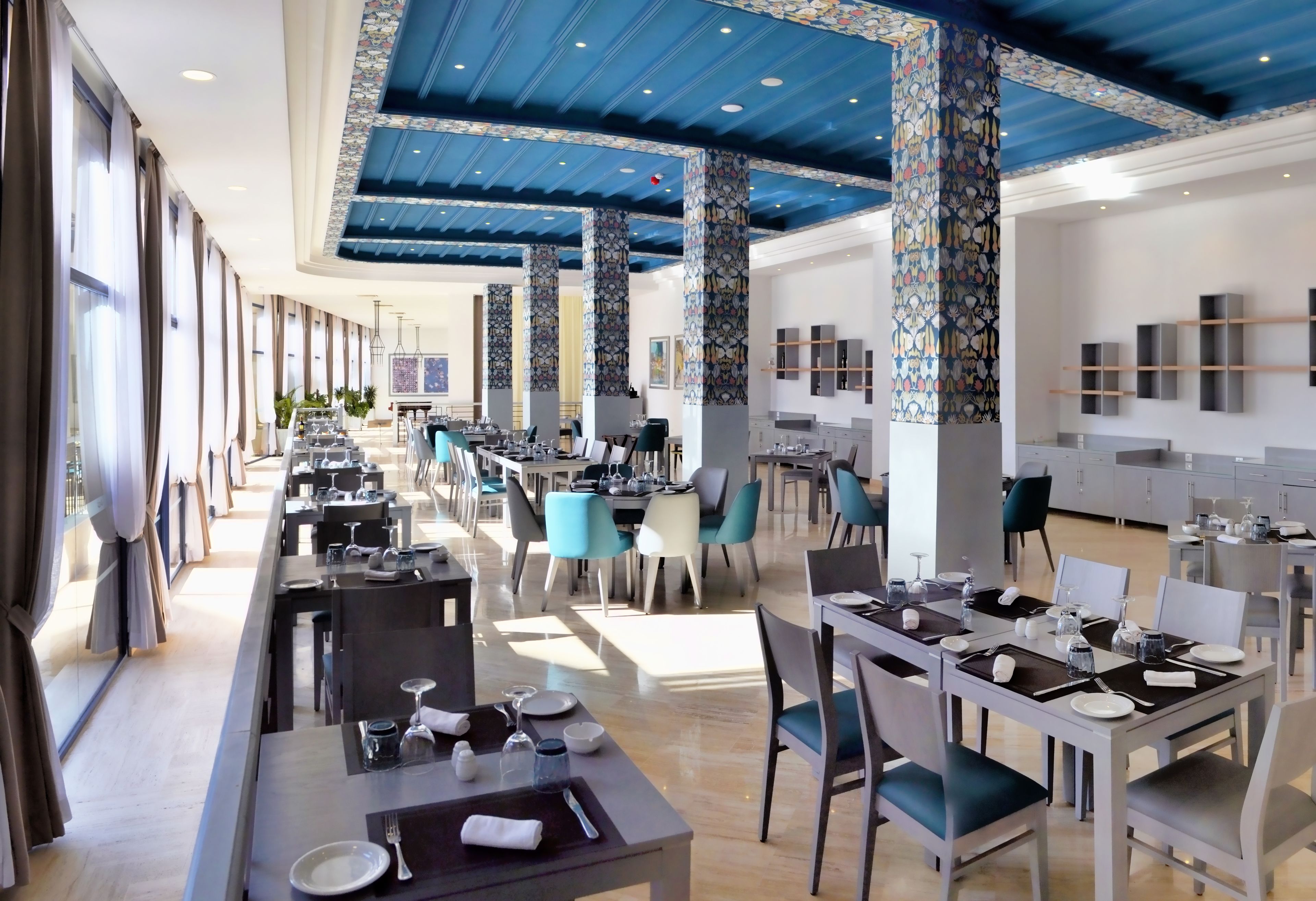 بوفيه فطور يوميًا بتكلفة قدرها (7 EUR للشخص)