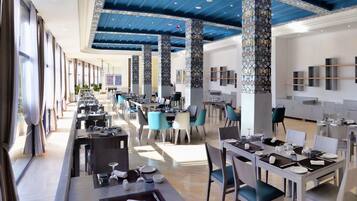 بوفيه فطور يوميًا بتكلفة قدرها (7 EUR للشخص)