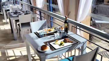 3 restaurants, breakfast, lunch, dinner served; international cuisine