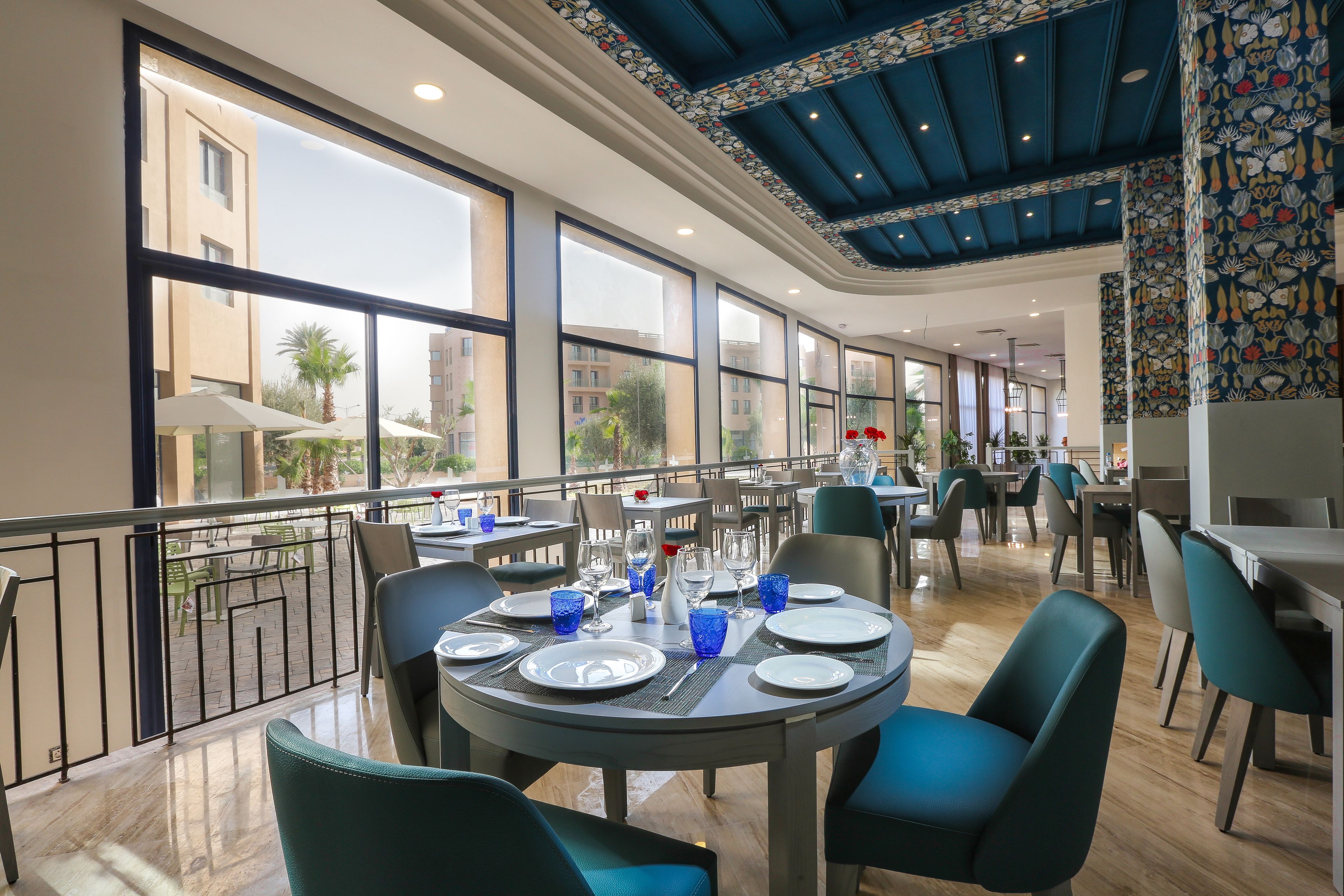 3 restaurants servant le petit déjeuner, le déjeuner et le dîner