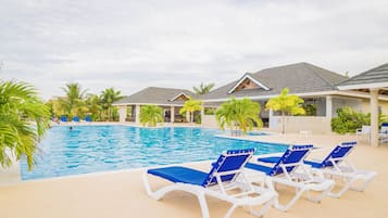 Kolam renang outdoor, dengan payung kolam renang dan kursi berjemur