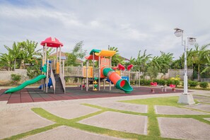 Zona de jocs infantil: a l'aire lliure