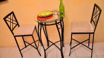 Apartamento exclusivo, 1 cama de matrimonio, cocina, vistas a la montaña | Servicio de comidas en la habitación