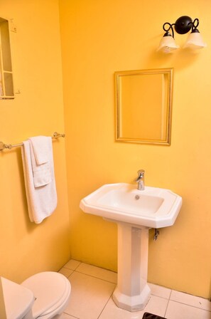 Departamento exclusivo, 1 cama Queen size, cocina, vista a la montaña | Baño | Tina con regadera, amenidades de baño gratuitas, secadora de cabello 