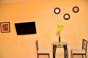 Exclusive Apartment, 1 Queen Bed, Kitchen, Mountain View | In-room dining - Kingston Sunset Guest Apartment I (Kingston)
