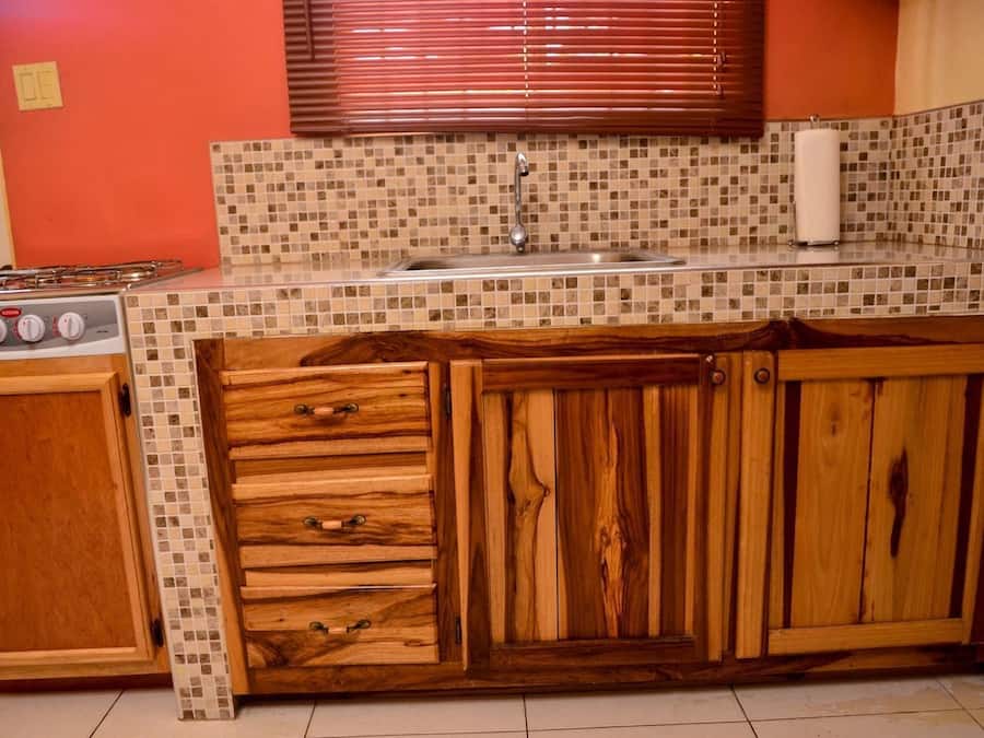 Refrigerador con freezer, microondas, horno, placa de cocina