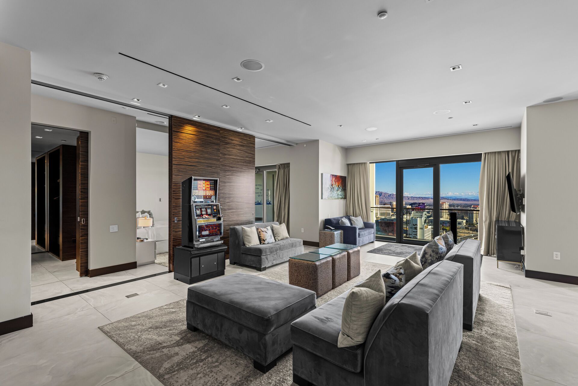 Luxurious Penthouse | Full Strip View | Hot Tub is Unavailable | リビングルーム | 65 インチのスマートテレビ (ケーブル放送視聴可)、暖炉