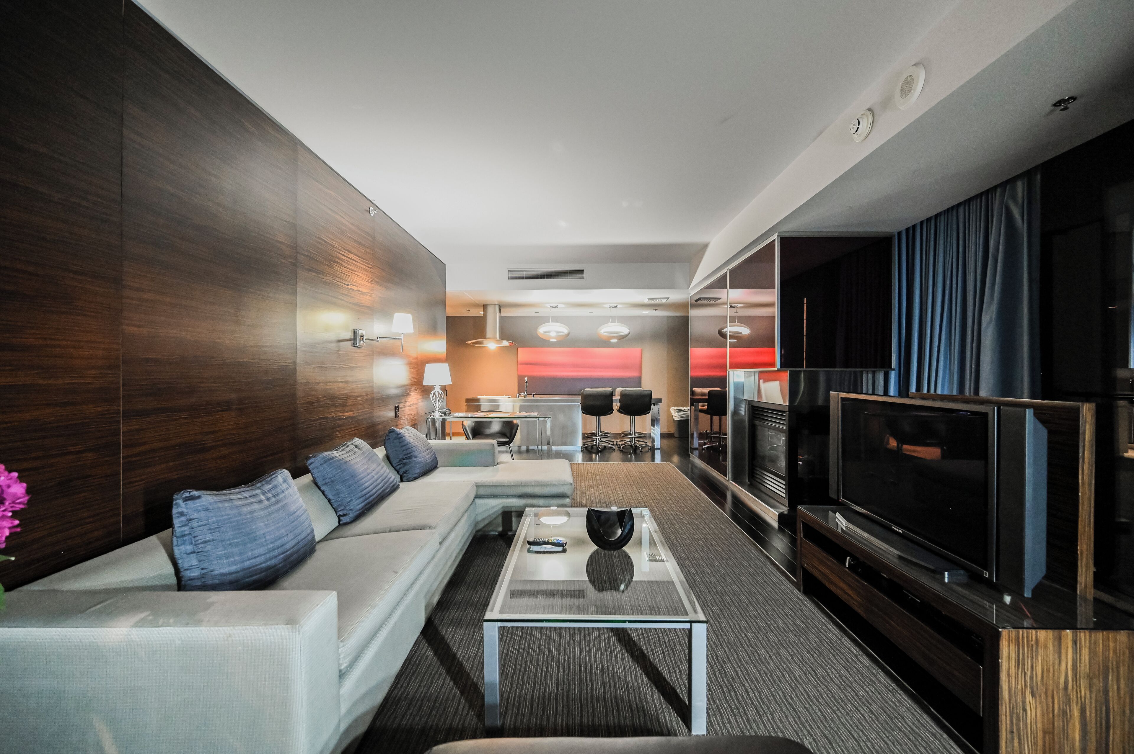 Departamento, vista a la ciudad | Sala de estar | Smart TV de 65 pulgadas con canales por cable 