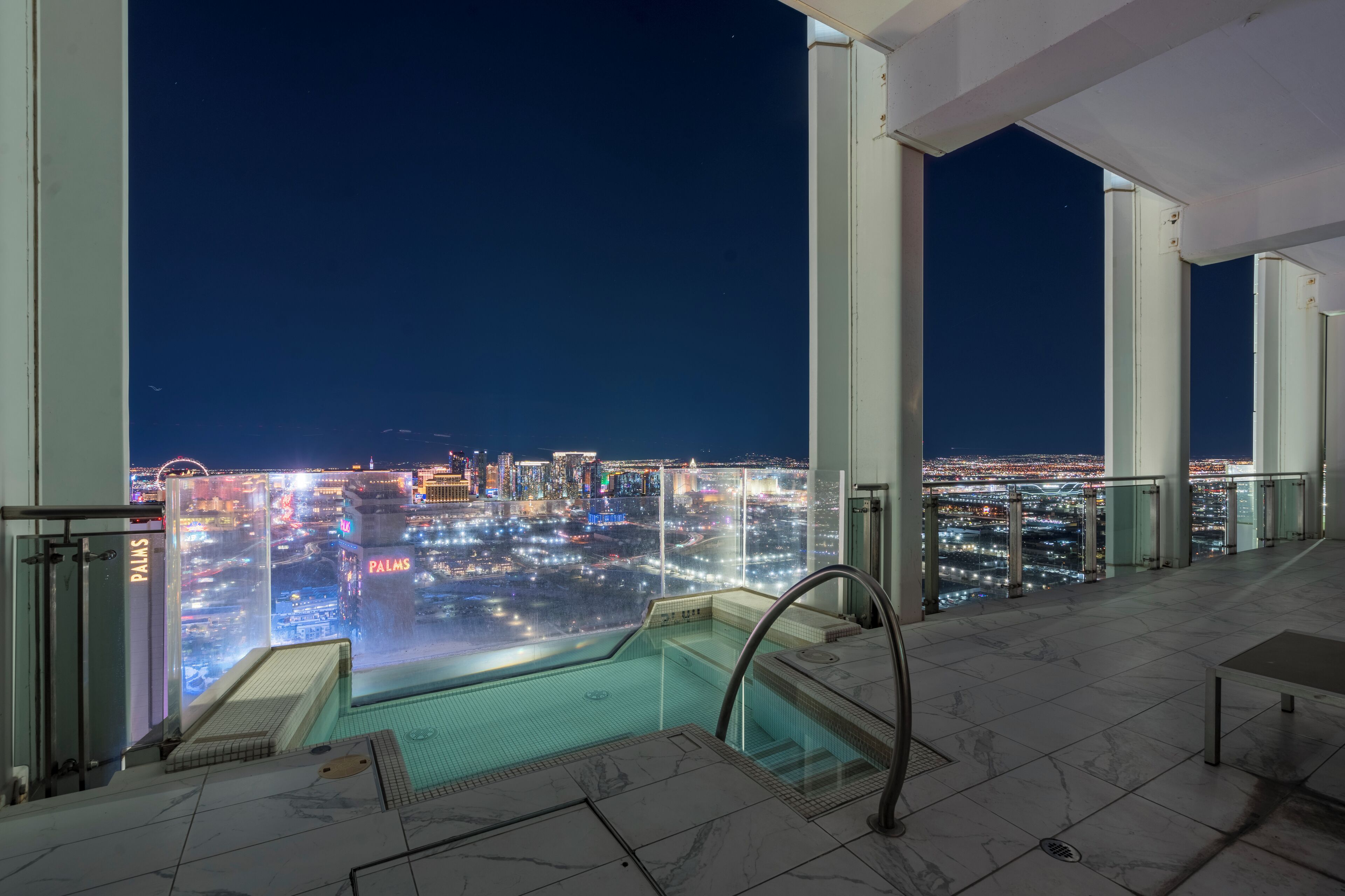 Playboy VIP Penthouse | Jacuzzi on Balcony! | Balcon