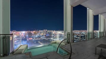 Playboy VIP Penthouse | Jacuzzi on Balcony! | Balcon