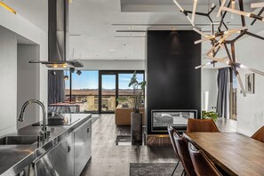 Exclusive Penthouse, 4,000 sqft | Full Strip View | Hot Tub is Unavailable | 専用キッチン | 冷蔵庫、電子レンジ、オーブン、コンロ