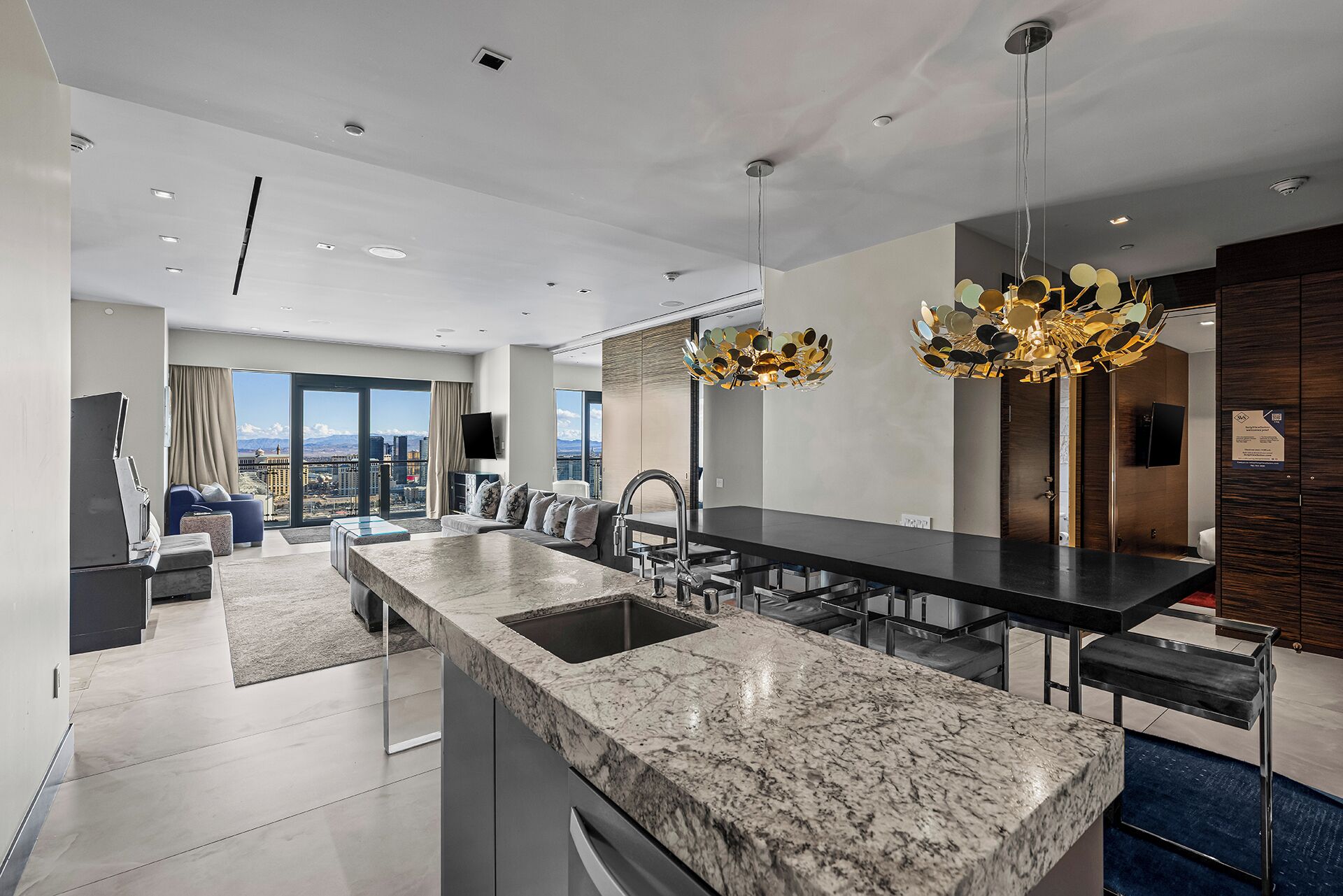 Luxurious Penthouse | Full Strip View | Hot Tub is Unavailable | Cuisine privée | Réfrigérateur, micro-ondes, four, plaque de cuisson