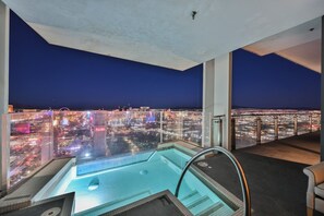 Luxury Penthouse with Jacuzzi on Balcony Full StripView | Terrasse/Patio