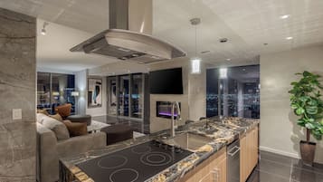 Premium appartement | Privékeuken | Een koelkast, een microgolfoven, een oven, een kookplaat