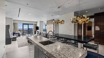 Luxurious Penthouse | Full Strip View | Hot Tub is Unavailable | Yksityinen keittiö | Jääkaappi, mikroaaltouuni, uuni, liesi