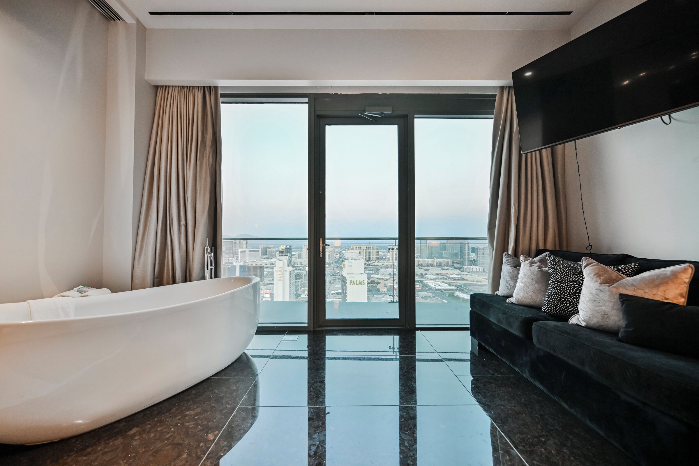 Luxurious Penthouse | Full Strip View | Hot Tub is Unavailable | Draps en coton égyptien, literie de qualité supérieure