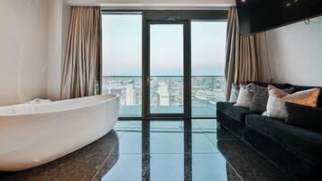 Luxurious Penthouse | Full Strip View | Hot Tub is Unavailable | Draps en coton égyptien, literie de qualité supérieure