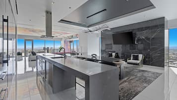 Designer Penthouse | Full Strip View | Jacuzzi Unavailable | Cuisine privée | Réfrigérateur, micro-ondes, four, plaque de cuisson