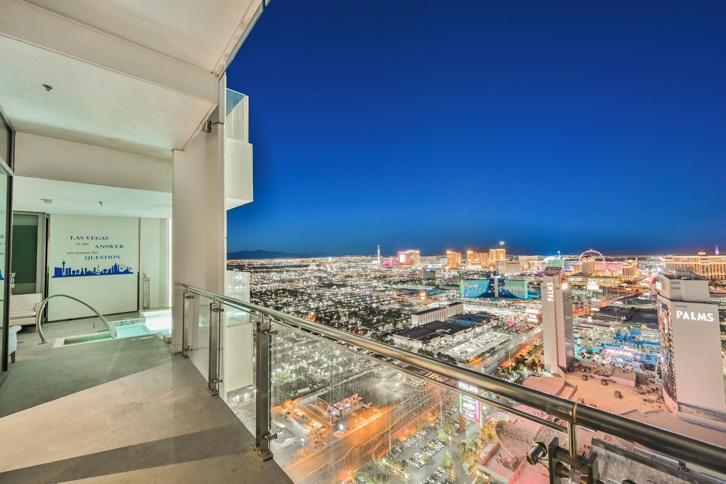 Luxury Penthouse with Jacuzzi on Balcony Full StripView | Terrasse/Patio