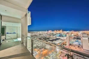 Luxury Penthouse with Jacuzzi on Balcony Full StripView | Terrace/patio