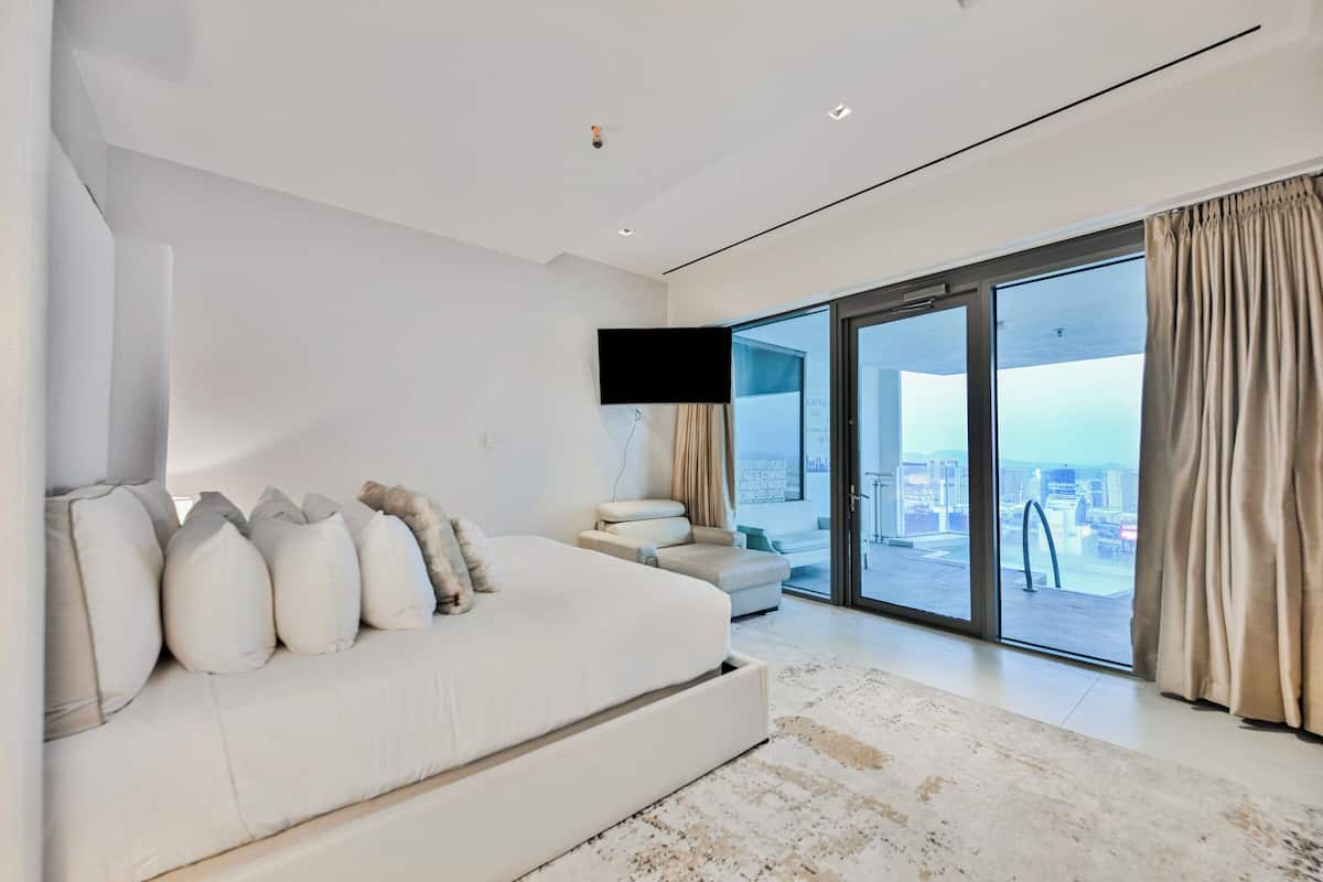 Luxurious Penthouse | Full Strip View | Hot Tub is Unavailable | Draps en coton égyptien, literie de qualité, couette en duvet