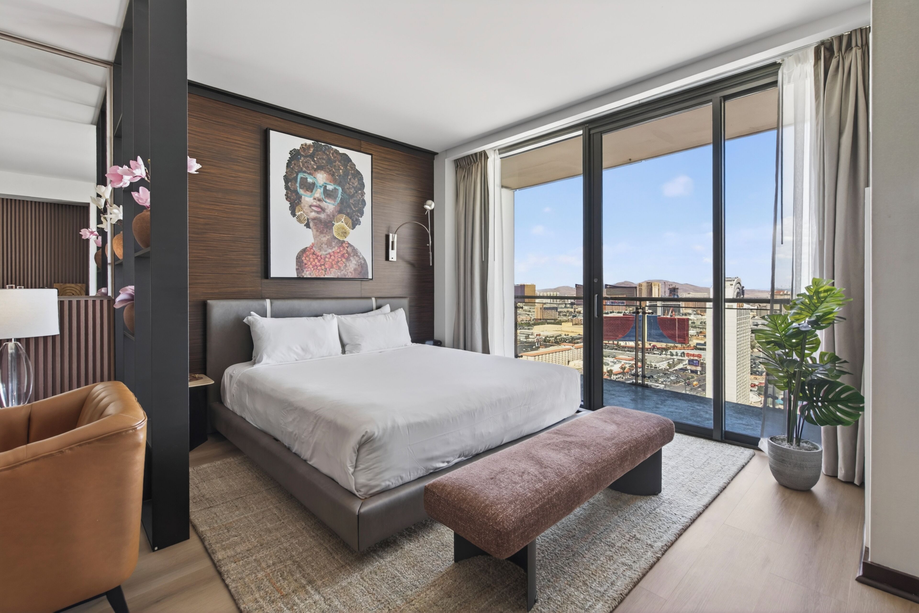 Remodeled Studio - Strip View & Balcony