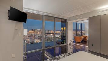 Upgraded One-Bedroom- StripView Balcony + Sleeps 6 | Wohnbereich | 42-Zoll-Flachbildfernseher mit Kabelempfang, Fernseher