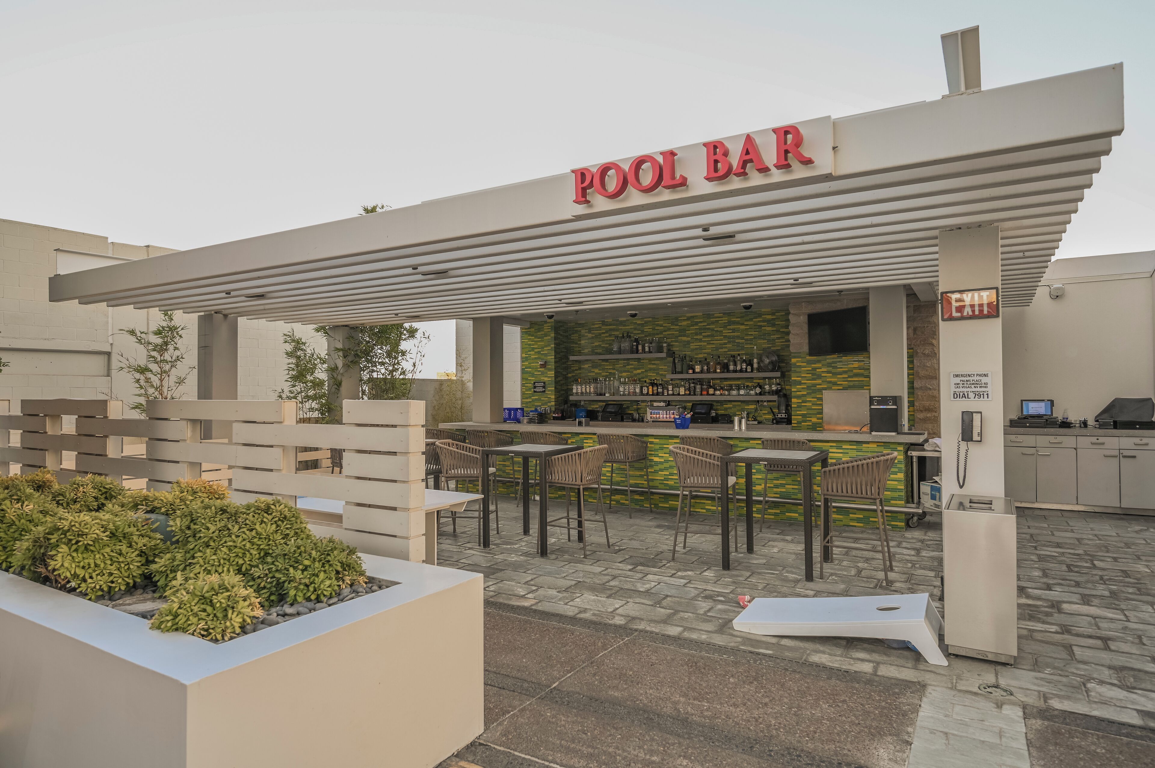 Bar na piscina com área de estar ao ar livre e balcão.