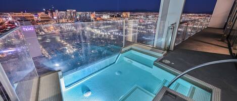 PH57th Floor Luxury Penthouse | StripView/Private Jacuzzi on Balcony | Terraço/pátio