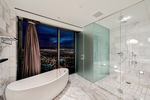 Exclusive Penthouse, 4,000 sqft | Full Strip View | Hot Tub is Unavailable | Baño | Bañera y ducha independientes y bañera de hidromasaje
