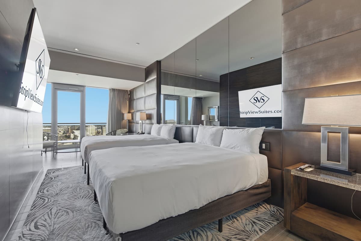 Playboy VIP Penthouse | Jacuzzi on Balcony! | Draps en coton égyptien, literie de qualité, couette en duvet