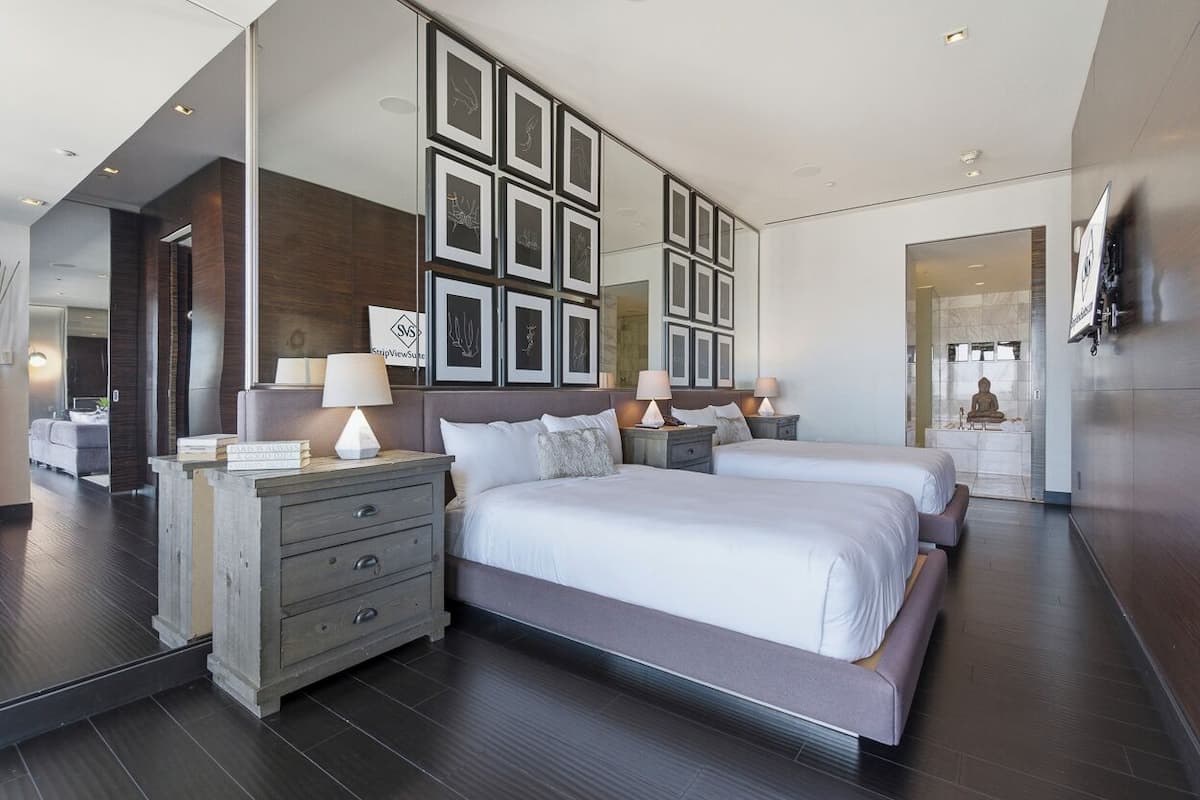 Skyline Penthouse | VIP Strip View Jacuzzi on Balcony! | Draps en coton égyptien, literie de qualité, couette en duvet