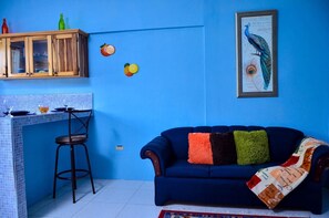 Apartament exclusiu, 1 dormitori, cuina, vistes a la muntanya | Sala d'estar | Televisor de pantalla plana de 50 polzades amb canals per cable