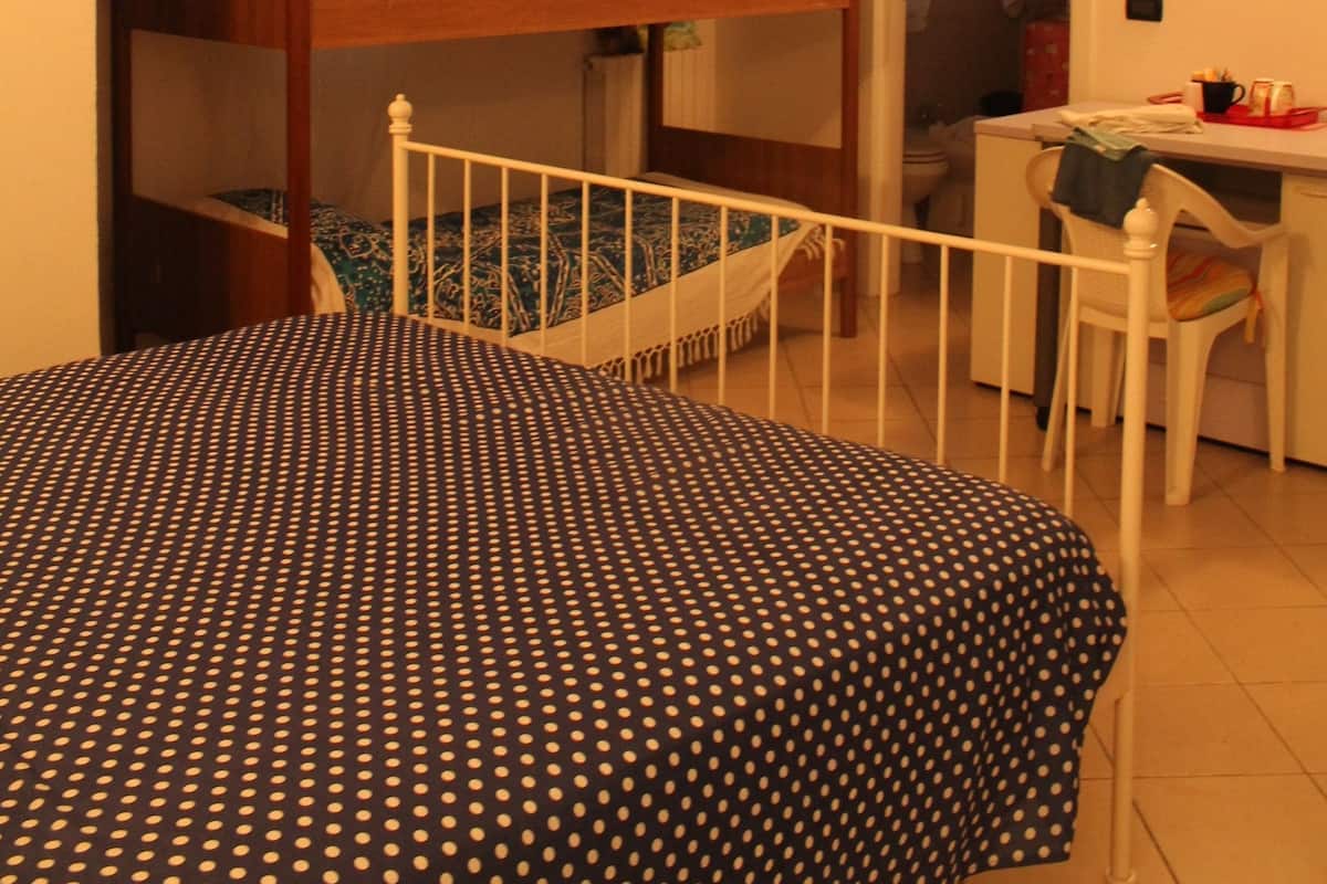 Bureau, fer et planche à repasser, lits bébé (gratuits), Wi-Fi gratuit