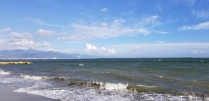 Di pantai dan pasir putih