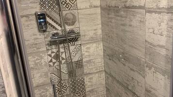 Double Room (Cour 1) | Bathroom | Shower, hair dryer, towels