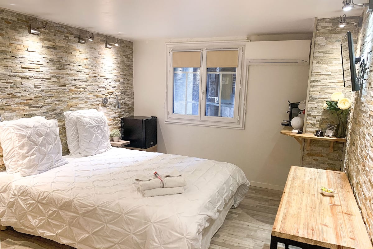 Chambre double (Cour 2) | Literie de qualité, accès au Wi-Fi (inclus), literie fournie