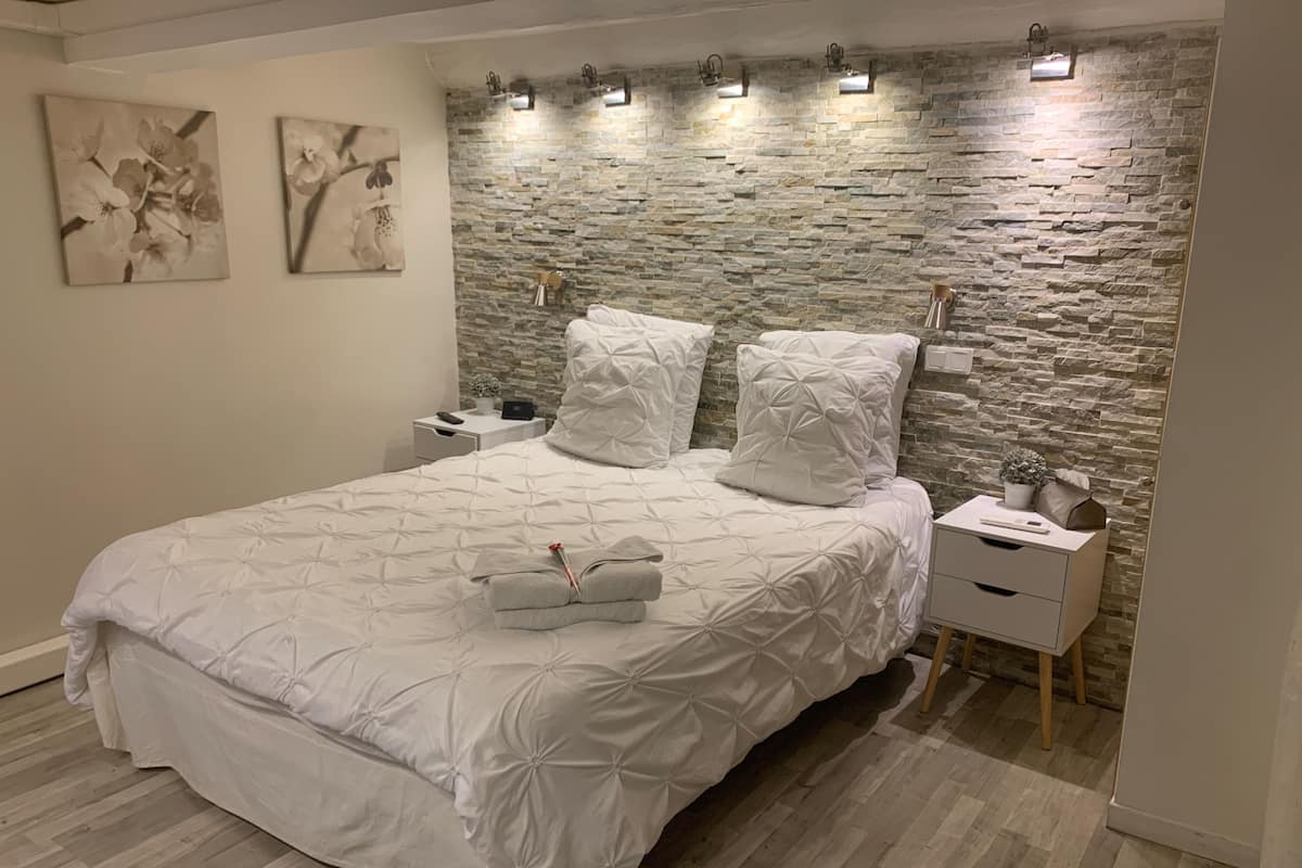 Chambre économique double | Literie de qualité, accès au Wi-Fi (inclus), literie fournie