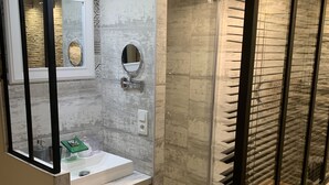 Chambre Double (Cour 1) | Salle de bain