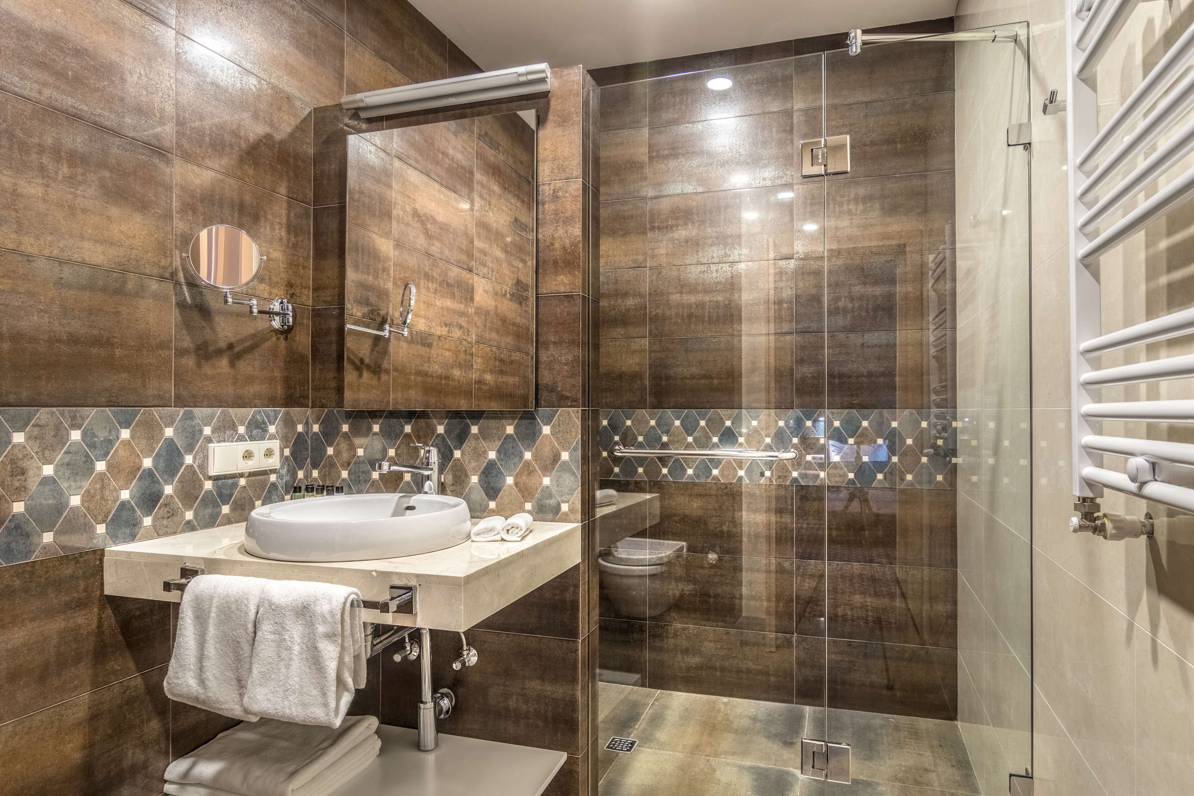 hypo-allergenic bedding, minibar, in-room safe, desk