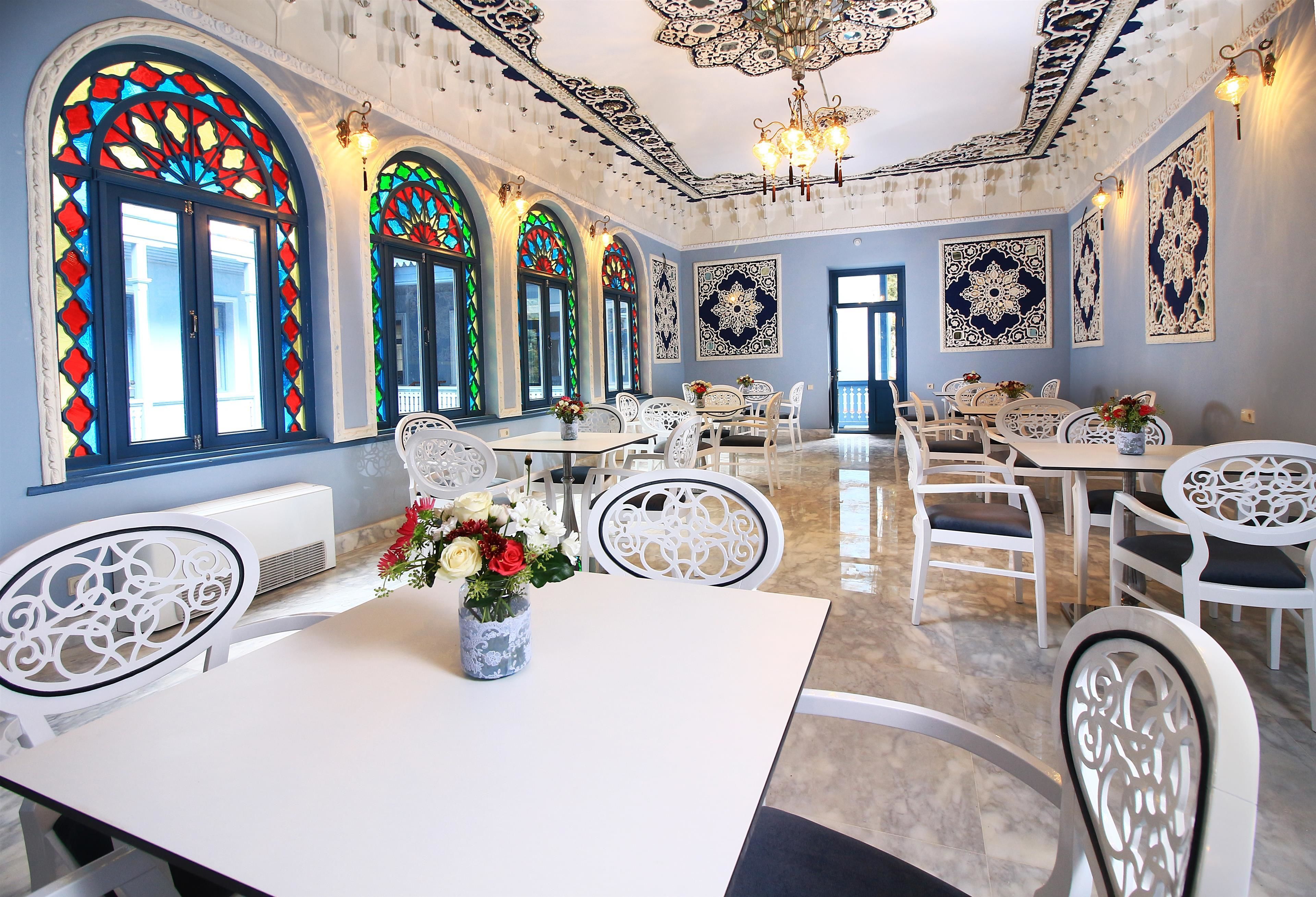 breakfast, lunch and dinner served