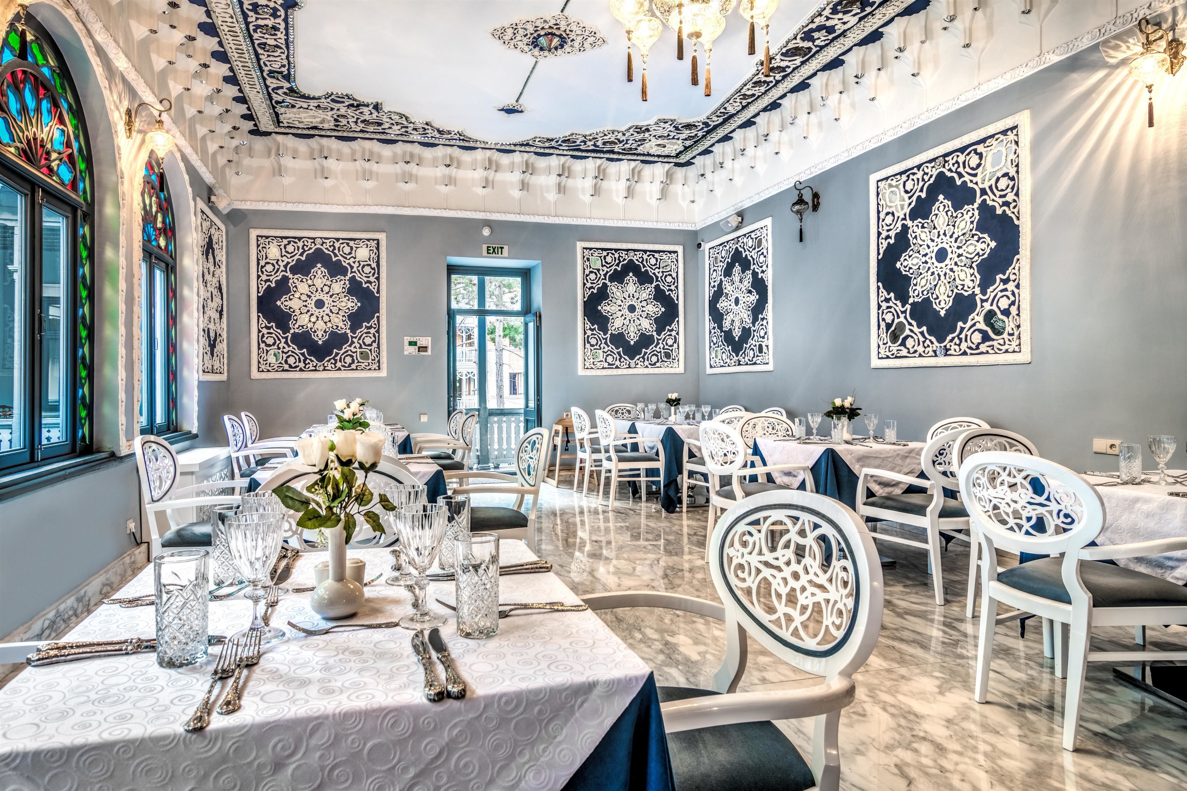 breakfast, lunch and dinner served