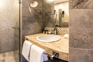 Standardzimmer, 1 Queen-Bett | Badezimmer | Dusche, umweltfreundliche Kosmetikartikel, Haartrockner, Bademäntel