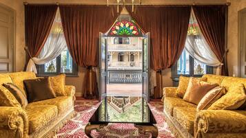 Suite, 1 cama Queen size, balcón | Ropa de cama hipoalergénica y minibar