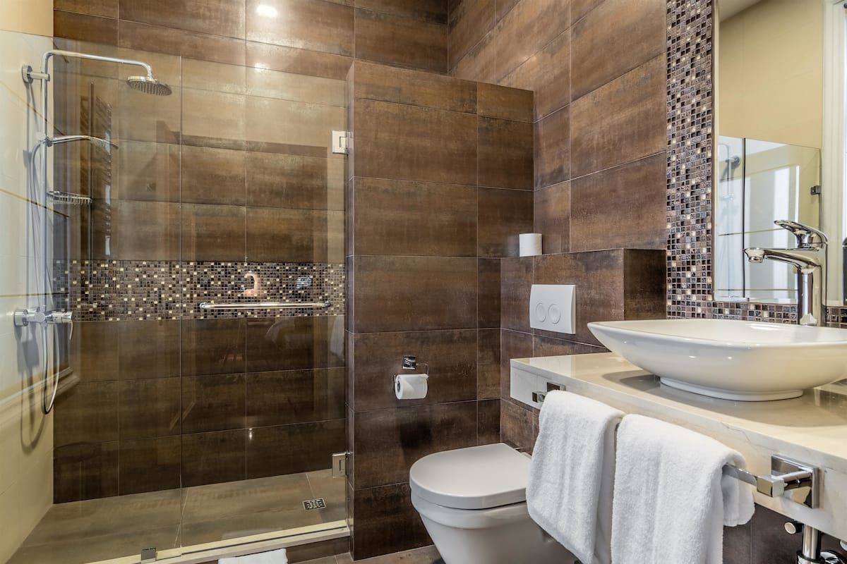 hypo-allergenic bedding, minibar, in-room safe, desk