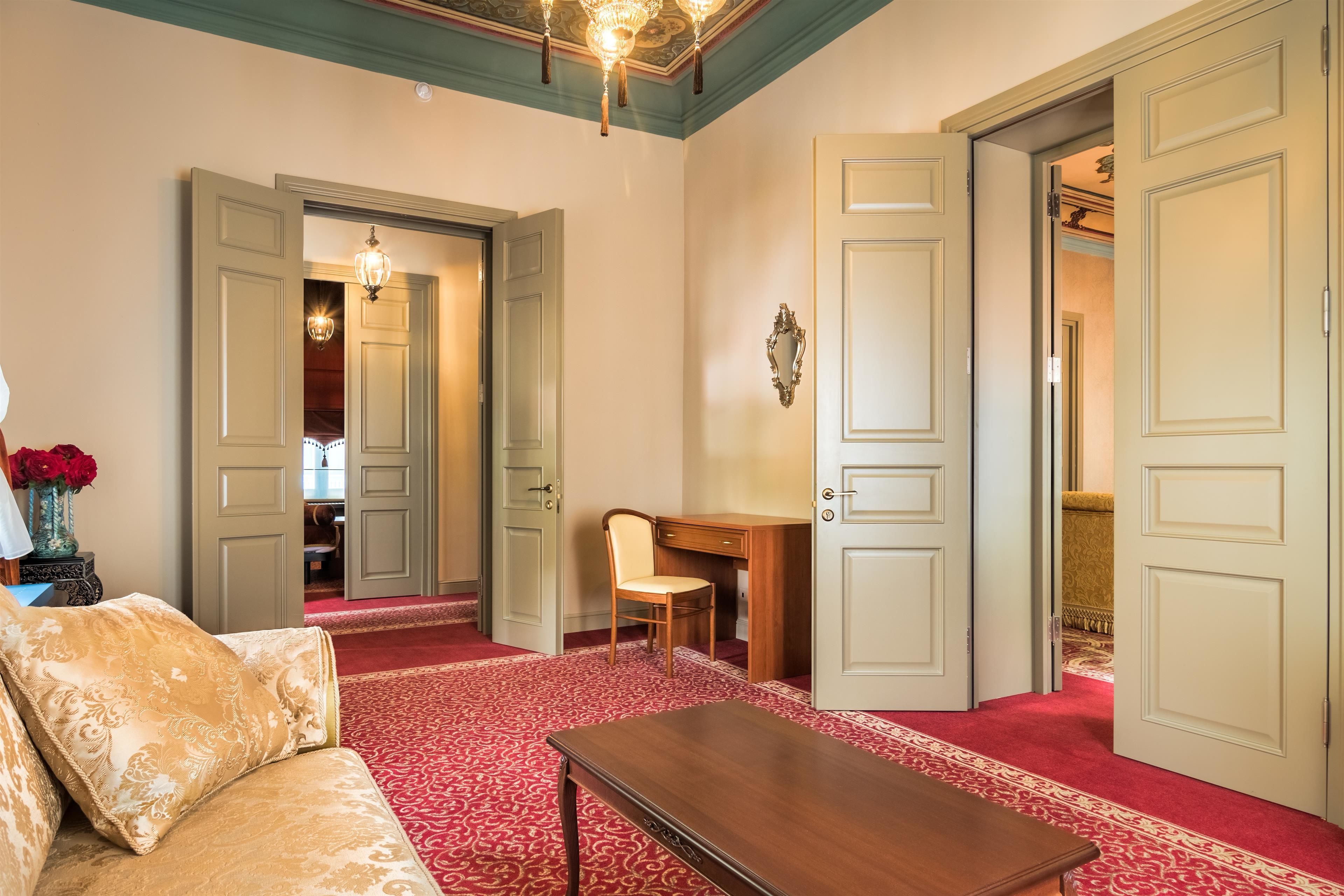 Literie hypoallergénique, minibar, coffres-forts dans les chambres