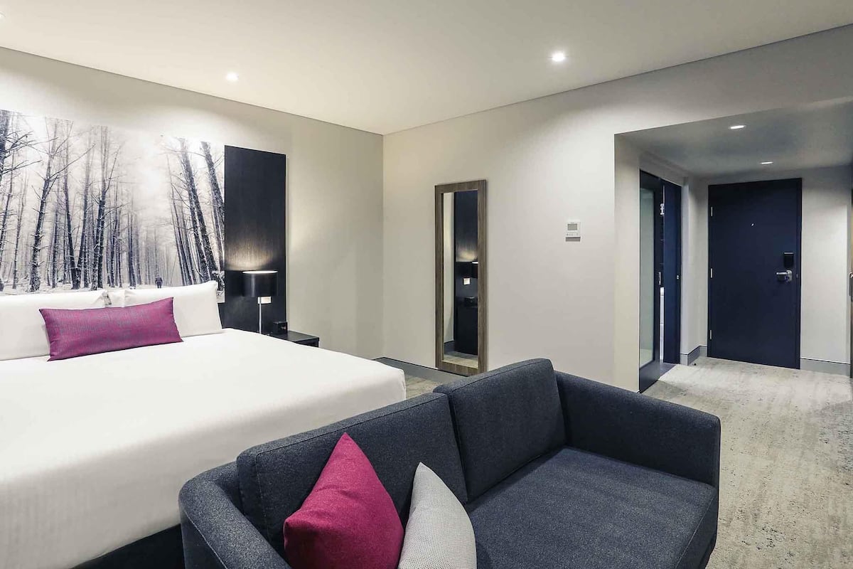 高級客房, 1 張特大雙人床 | 迷你吧、客房內保險箱、書桌、隔音